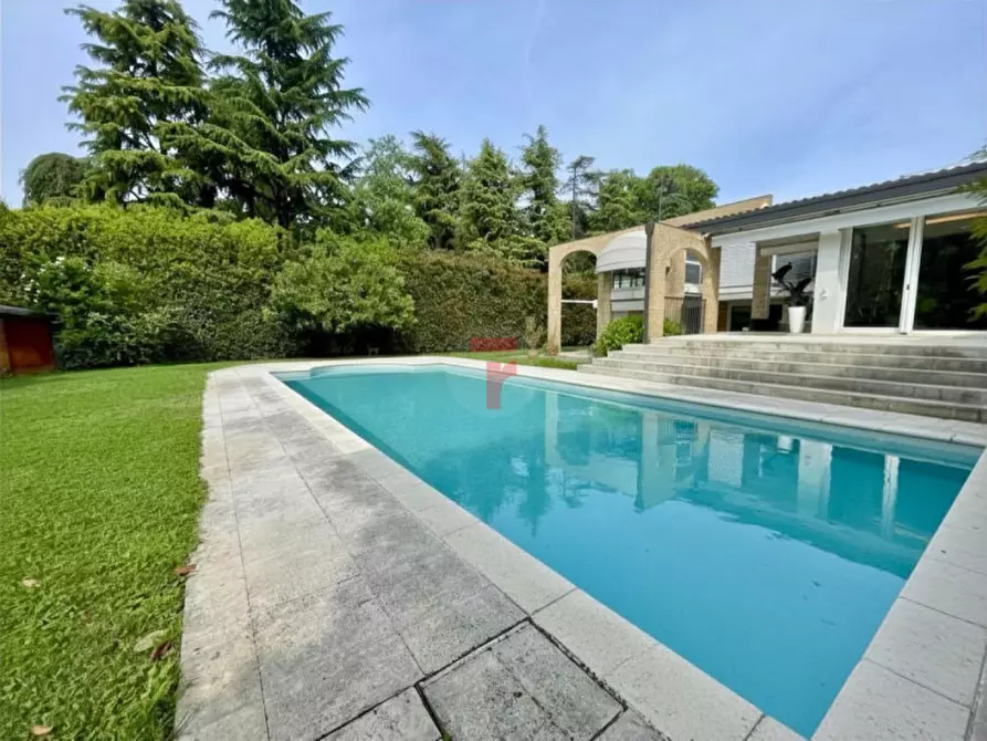 Immagine 1 di Villa in vendita  in Via Vigonovese a Padova
