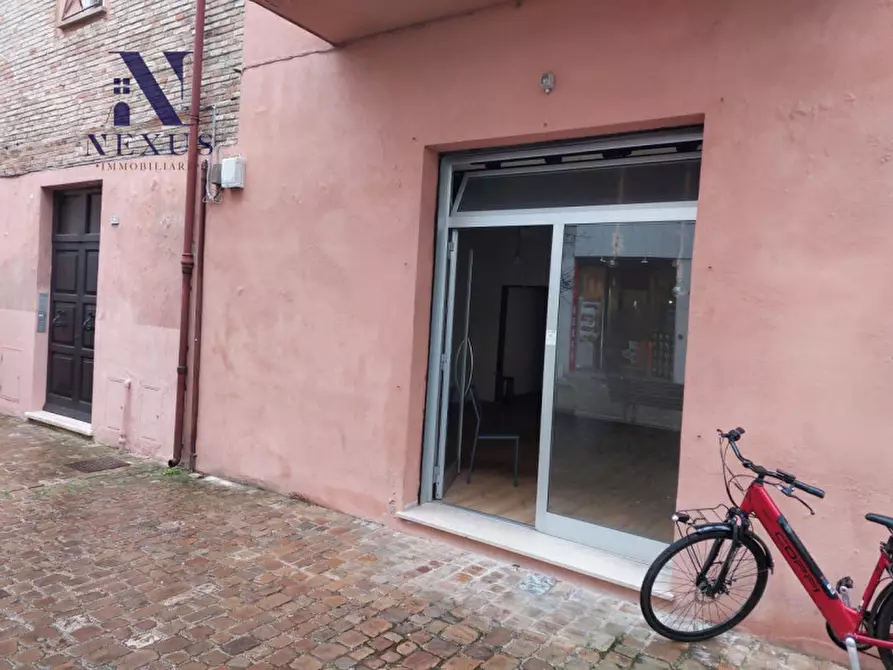 Immagine 1 di Negozio in affitto  in Via Montevecchio 56 a Fano