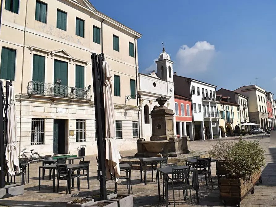 Immagine 2 di Negozio in vendita  in piazza trento a Este