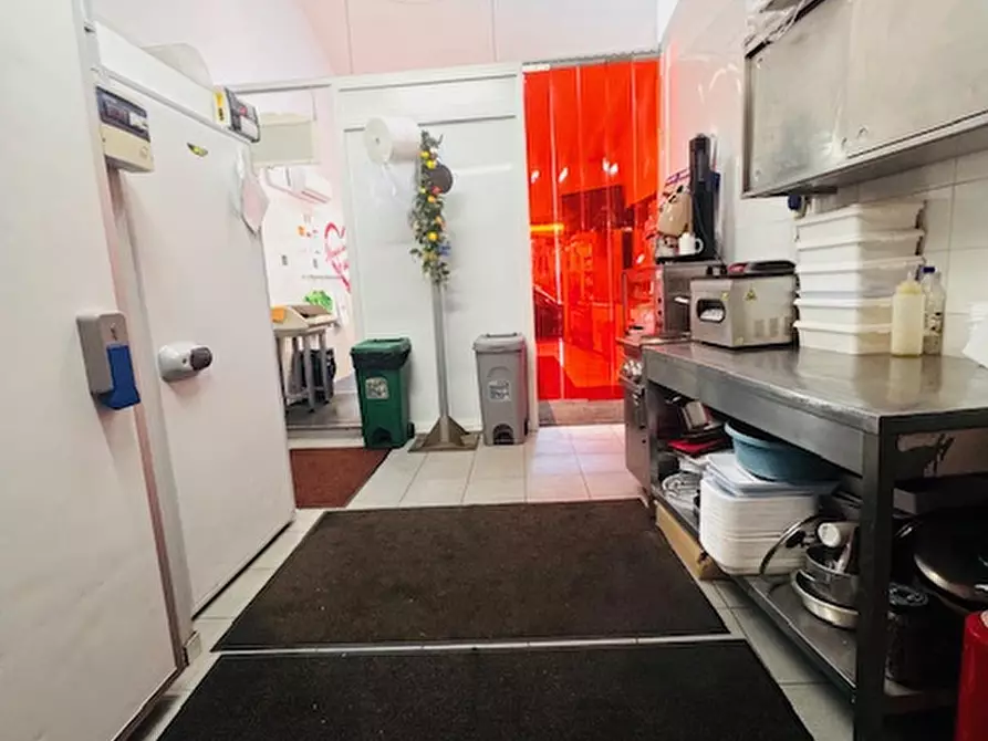 Immagine 5 di Attività commerciale in vendita  in Viale Gorgia di Leontini 279 a Roma