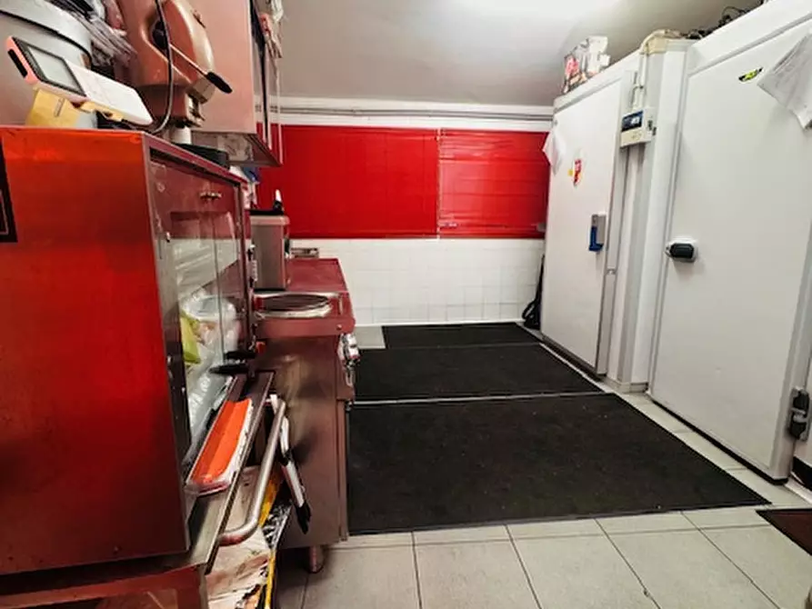 Immagine 6 di Attività commerciale in vendita  in Viale Gorgia di Leontini 279 a Roma