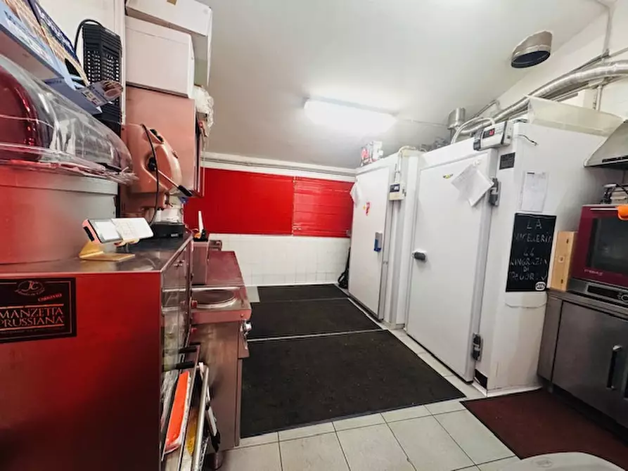 Immagine 7 di Attività commerciale in vendita  in Viale Gorgia di Leontini 279 a Roma