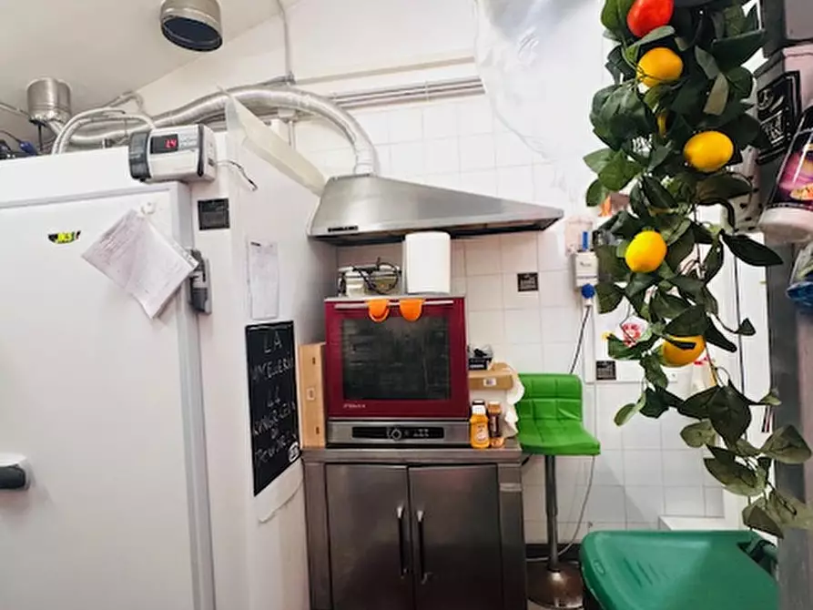 Immagine 9 di Attività commerciale in vendita  in Viale Gorgia di Leontini 279 a Roma