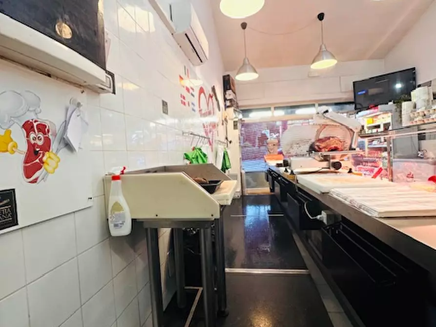 Immagine 10 di Attività commerciale in vendita  in Viale Gorgia di Leontini 279 a Roma