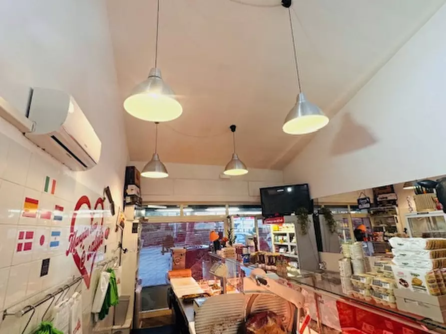 Immagine 11 di Attività commerciale in vendita  in Viale Gorgia di Leontini 279 a Roma