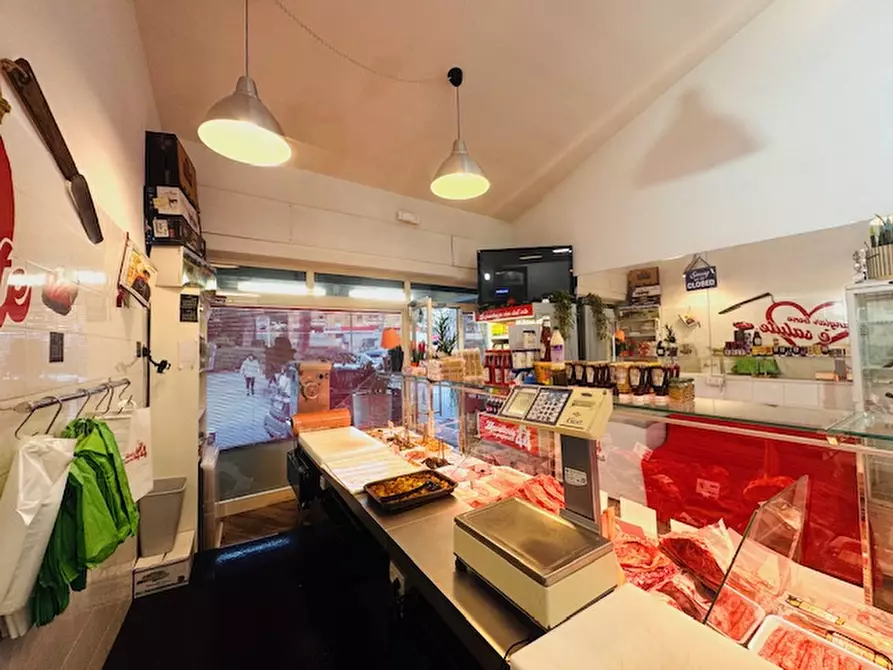 Immagine 12 di Attività commerciale in vendita  in Viale Gorgia di Leontini 279 a Roma