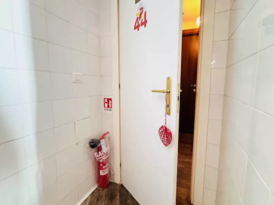 Immagine 15 di Attività commerciale in vendita  in Viale Gorgia di Leontini 279 a Roma