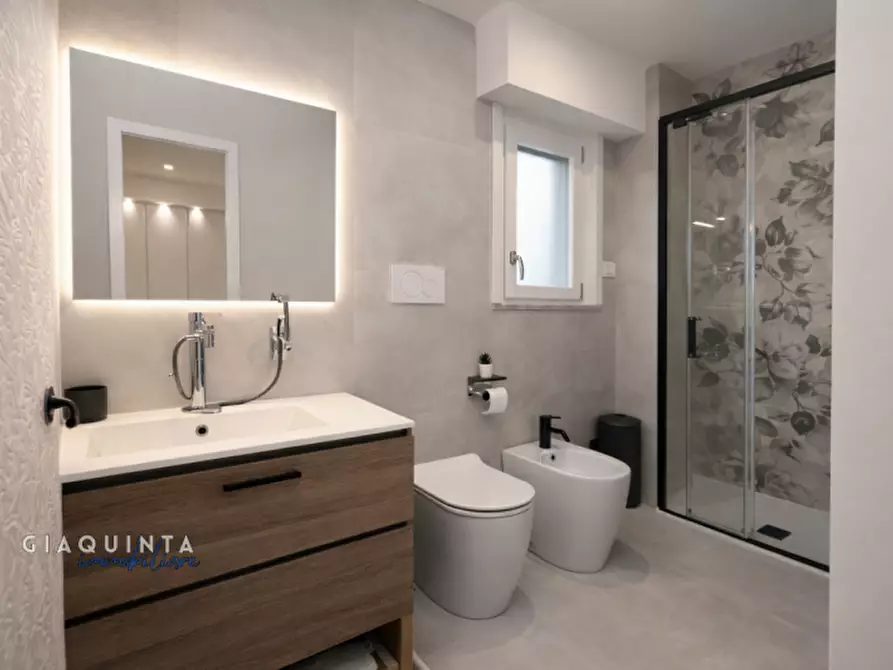 Immagine 12 di Appartamento in vendita  in Via Camillo Benso Conte di Cavour n.82 a Militello In Val Di Catania