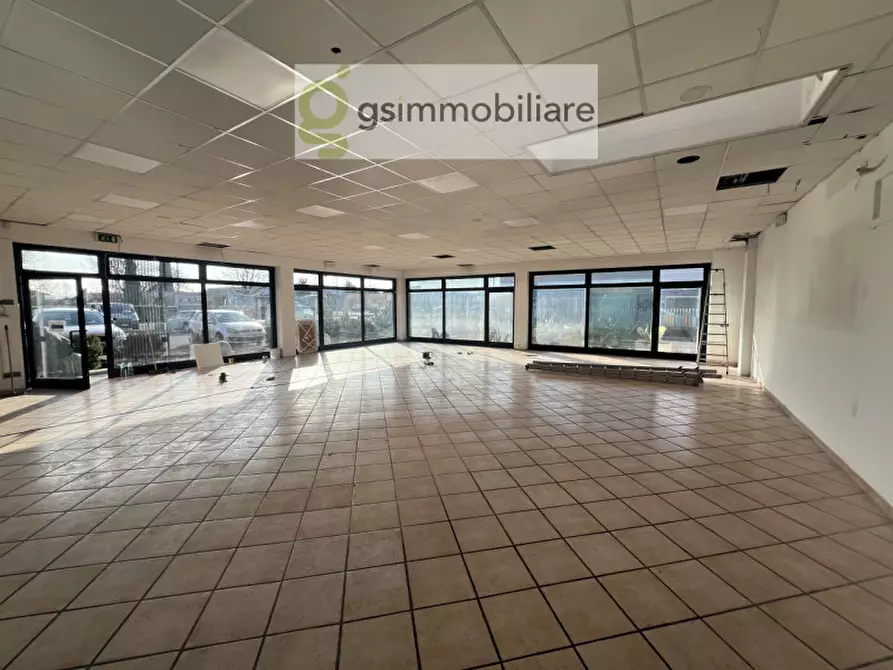 Immagine 13 di Negozio in affitto  in via armando diaz a San Zeno Naviglio