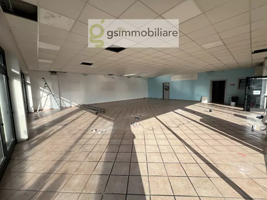 Immagine 18 di Negozio in affitto  in via armando diaz a San Zeno Naviglio