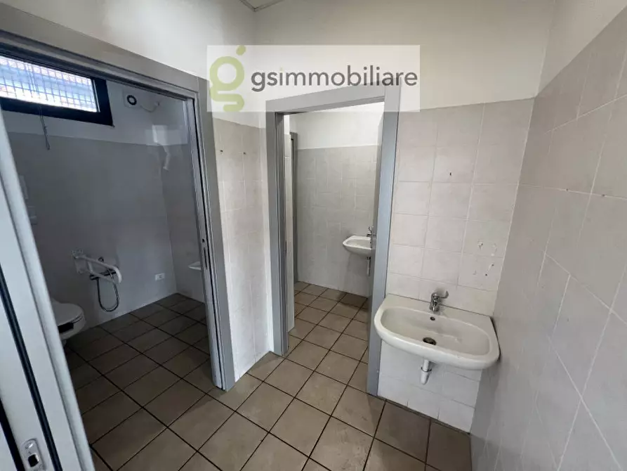 Immagine 19 di Negozio in affitto  in via armando diaz a San Zeno Naviglio