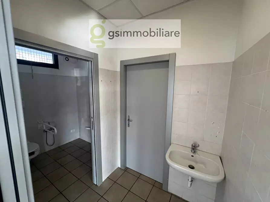 Immagine 20 di Negozio in affitto  in via armando diaz a San Zeno Naviglio