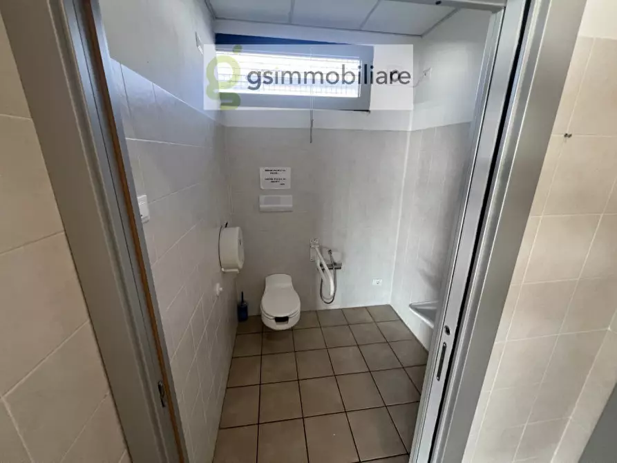 Immagine 22 di Negozio in affitto  in via armando diaz a San Zeno Naviglio