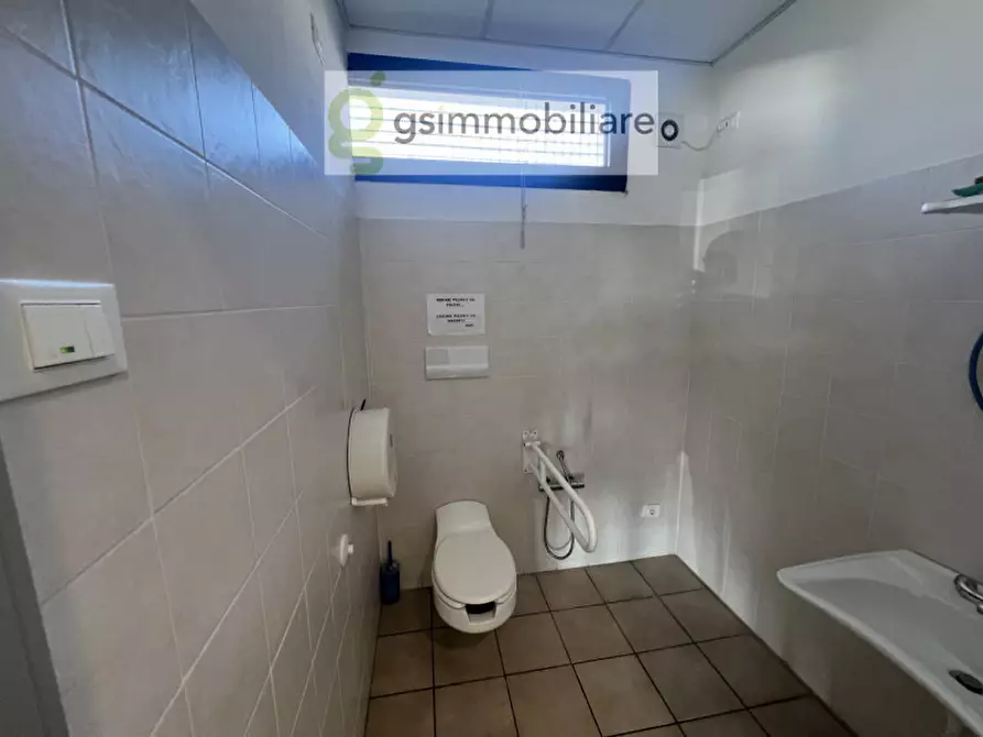 Immagine 25 di Negozio in affitto  in via armando diaz a San Zeno Naviglio