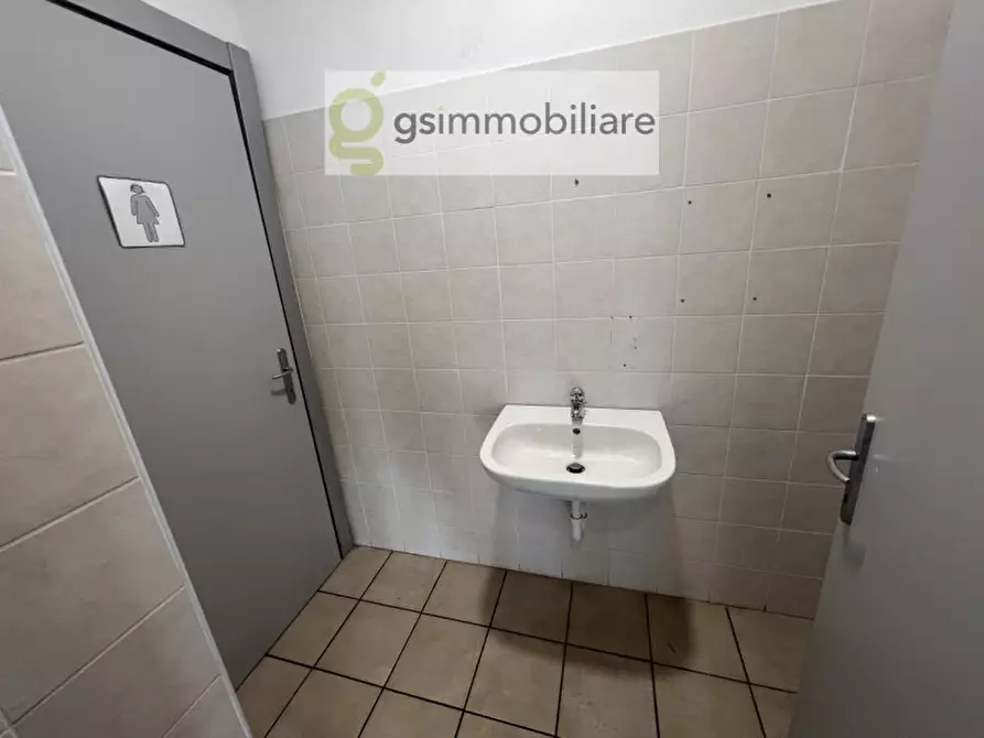 Immagine 26 di Negozio in affitto  in via armando diaz a San Zeno Naviglio