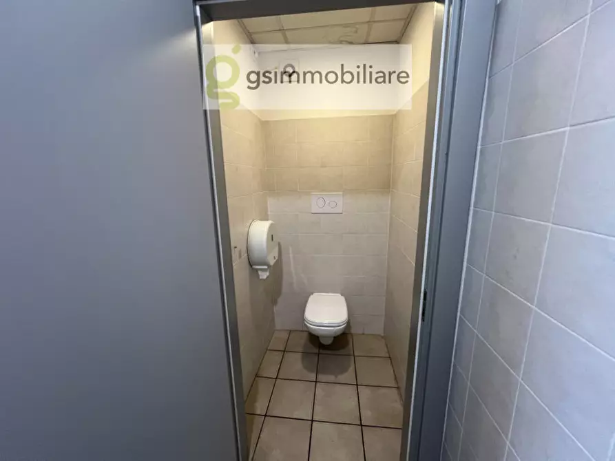 Immagine 27 di Negozio in affitto  in via armando diaz a San Zeno Naviglio