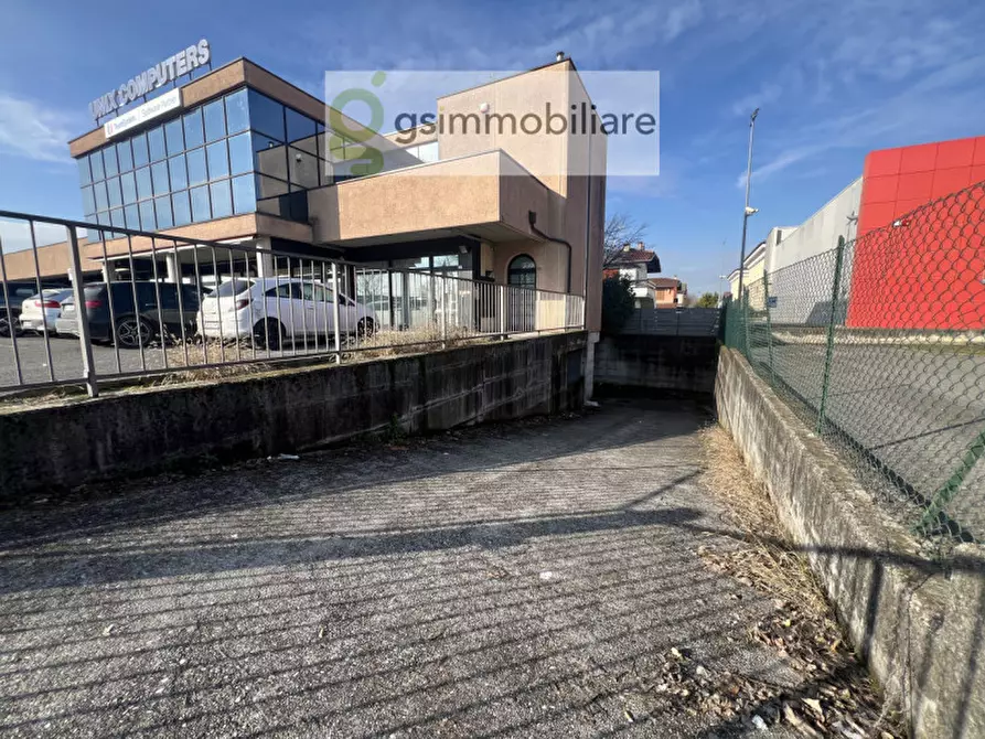 Immagine 38 di Negozio in affitto  in via armando diaz a San Zeno Naviglio