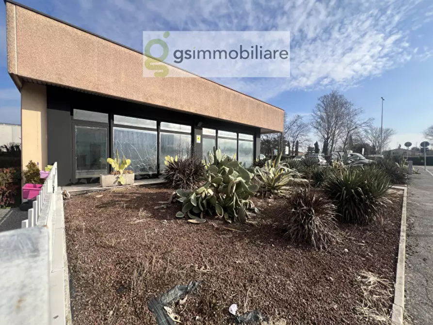 Immagine 42 di Negozio in affitto  in via armando diaz a San Zeno Naviglio