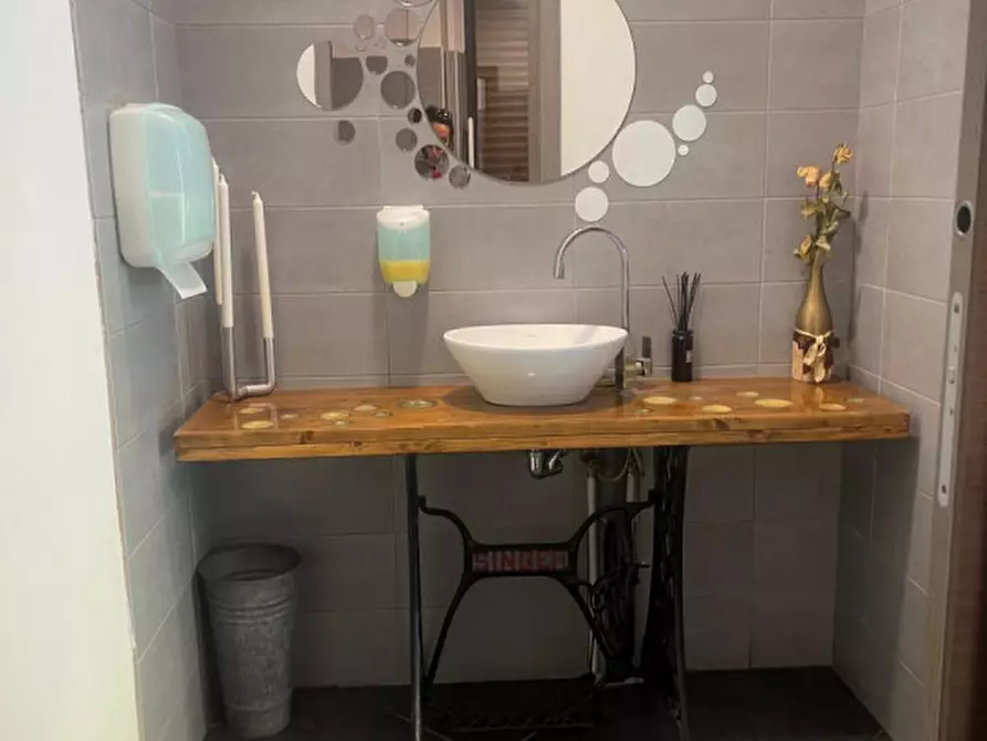 Immagine 13 di Attività commerciale in vendita  in Viale Antonio Gramsci a Parma