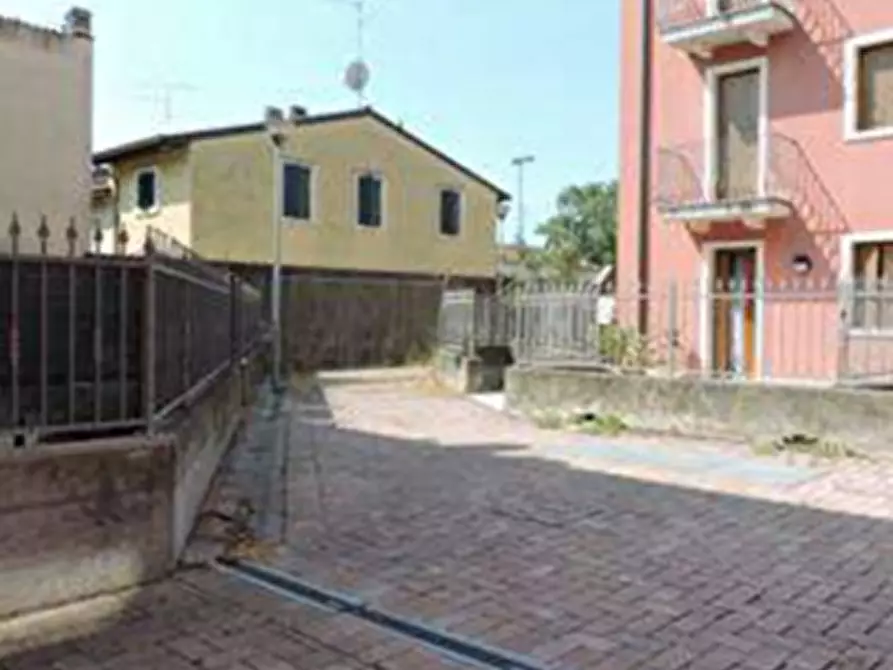 Immagine 10 di Garage in vendita  in Piazza Alcide De Gasperi 30 a San Giovanni Lupatoto