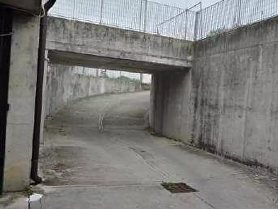 Immagine 3 di Garage in vendita  in Piazza Alcide De Gasperi 30 a San Giovanni Lupatoto