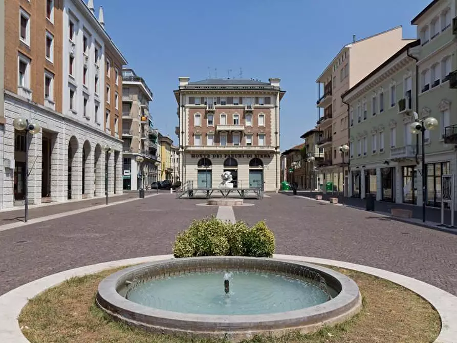 Immagine 1 di Negozio in vendita  in Via Guglielmo Marconi a Legnago