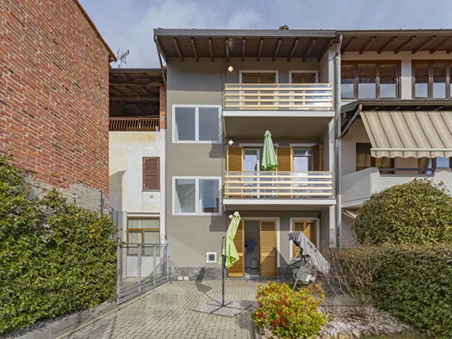 Immagine 1 di Villetta a schiera in vendita  in Via Giosuè Carducci 19 a Cureggio