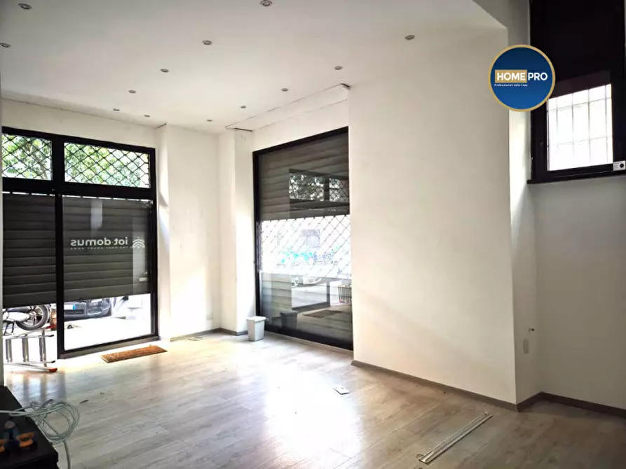 Immagine 1 di Negozio in affitto  in Via Ceneda a Roma