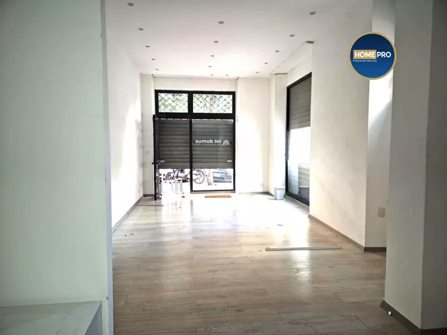 Immagine 2 di Negozio in affitto  in Via Ceneda a Roma