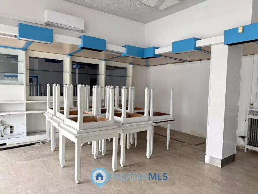 Immagine 1 di Negozio in vendita  in Via Chiesanuova a Padova