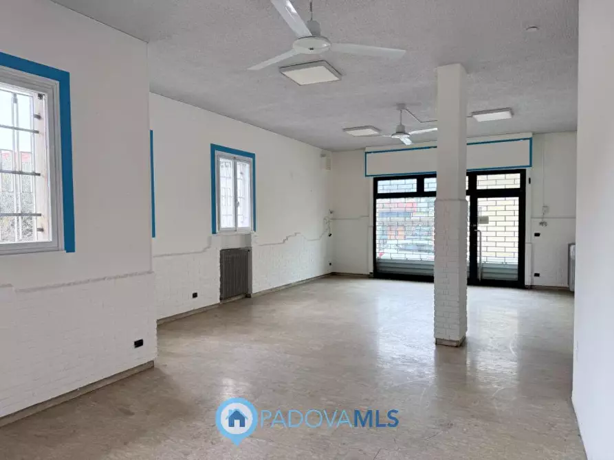 Immagine 3 di Negozio in vendita  in Via Chiesanuova a Padova