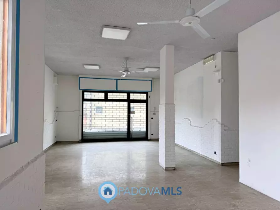 Immagine 4 di Negozio in vendita  in Via Chiesanuova a Padova