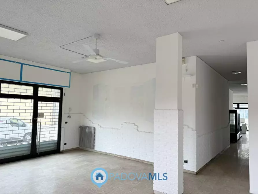 Immagine 5 di Negozio in vendita  in Via Chiesanuova a Padova