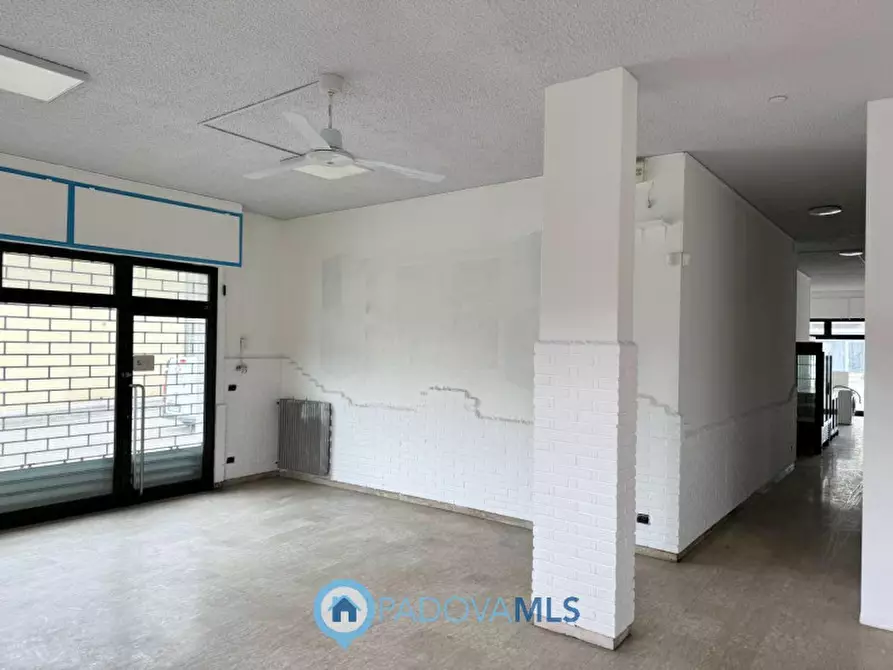 Immagine 6 di Negozio in vendita  in Via Chiesanuova a Padova