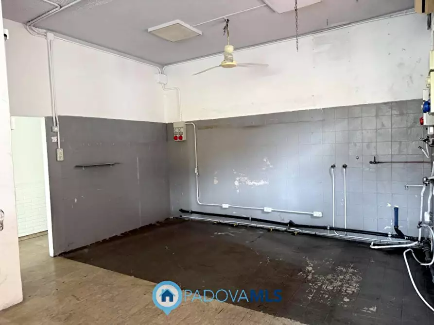 Immagine 7 di Negozio in vendita  in Via Chiesanuova a Padova
