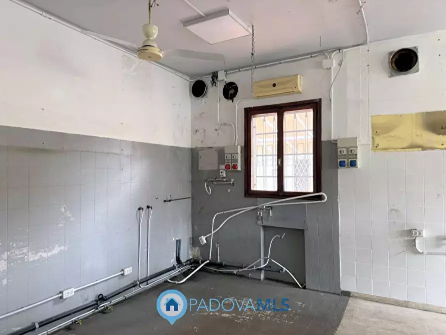Immagine 8 di Negozio in vendita  in Via Chiesanuova a Padova