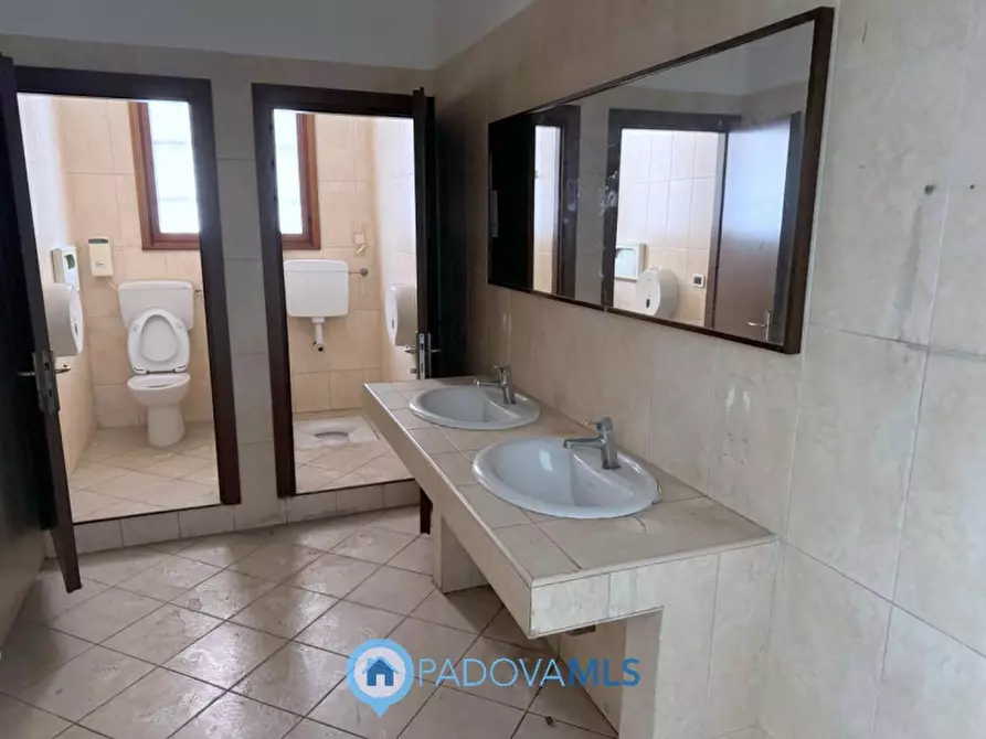 Immagine 9 di Negozio in vendita  in Via Chiesanuova a Padova