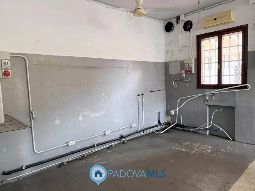 Immagine 10 di Negozio in vendita  in Via Chiesanuova a Padova