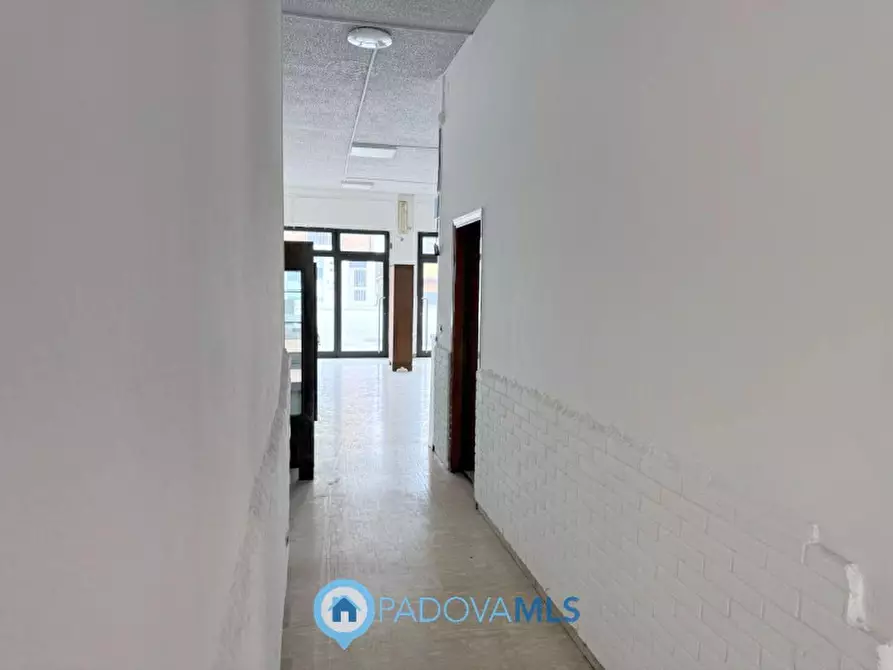 Immagine 14 di Negozio in vendita  in Via Chiesanuova a Padova