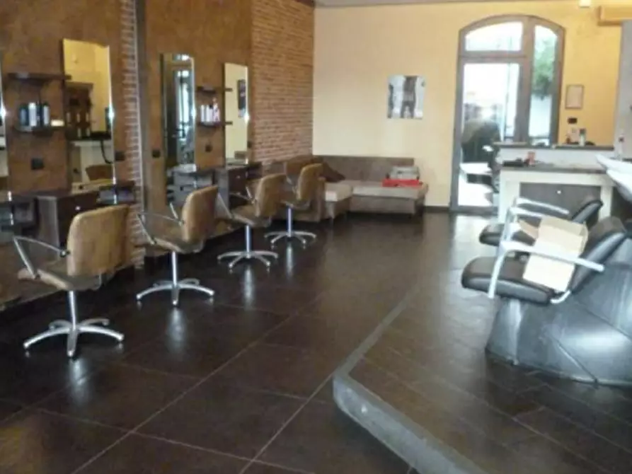 Immagine 3 di Negozio in vendita  in Via Giuseppe Garibaldi, 154 a Zafferana Etnea