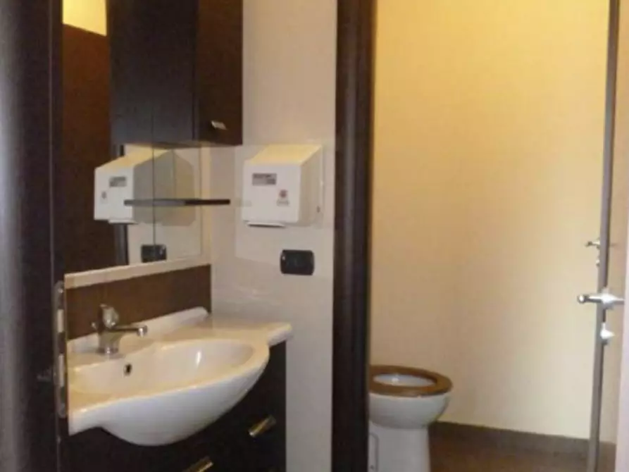 Immagine 4 di Negozio in vendita  in Via Giuseppe Garibaldi, 154 a Zafferana Etnea