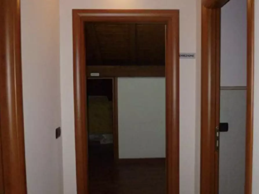 Immagine 5 di Negozio in vendita  in Via Giuseppe Garibaldi, 154 a Zafferana Etnea