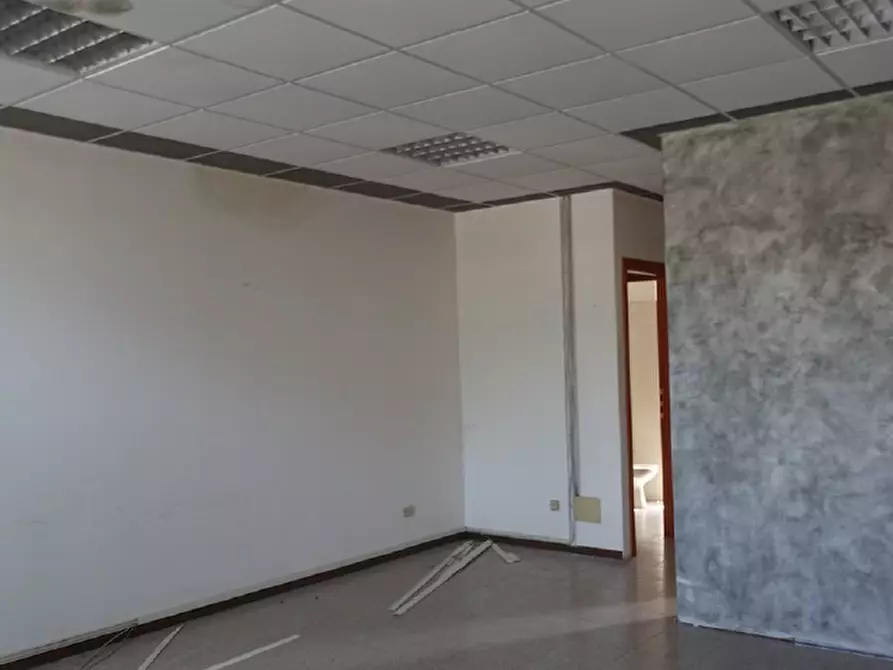 Immagine 5 di Negozio in vendita  in Via Monte Grappa, 15 a Seren Del Grappa