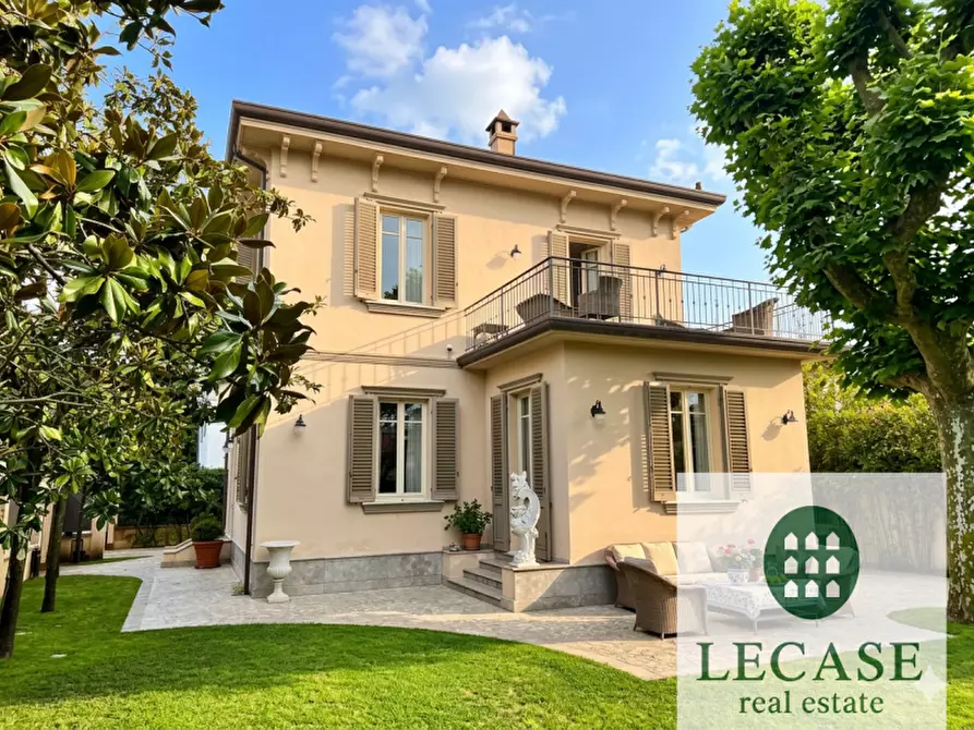 Immagine 1 di Villa in vendita  in Via Cesare Giorgini a Forte Dei Marmi