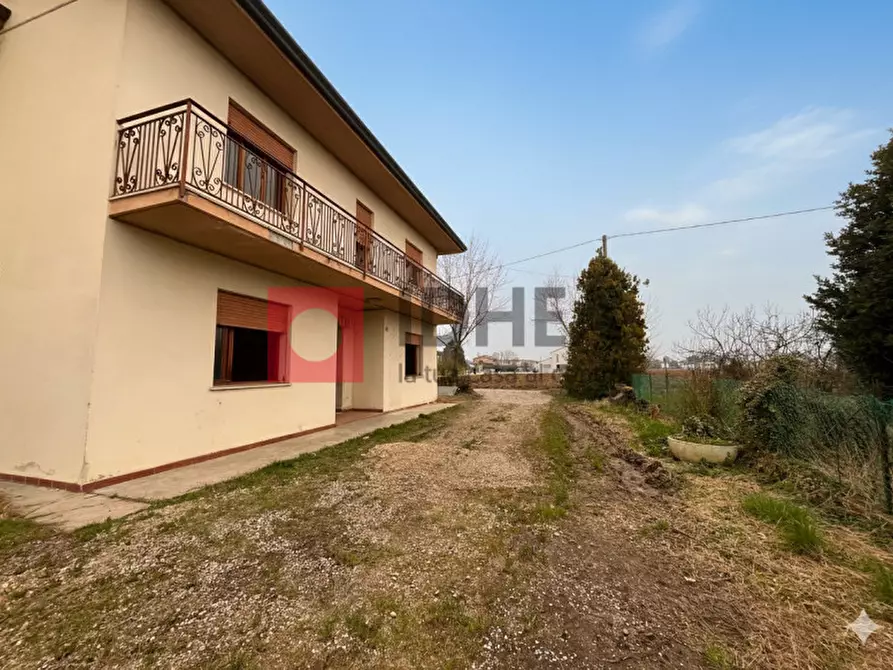 Immagine 1 di Casa indipendente in vendita  in VIA PIAVE a Roncade