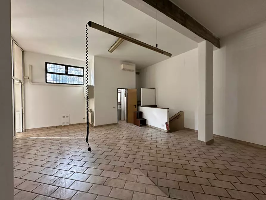 Immagine 4 di Negozio in vendita  in Via Vignola 9 a Maranello