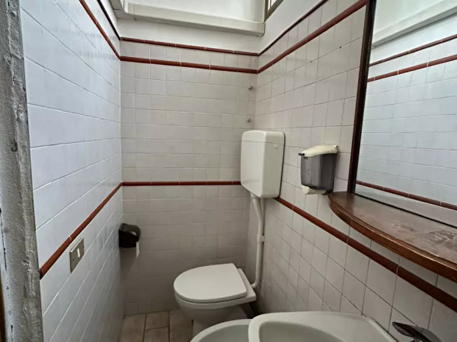 Immagine 6 di Negozio in vendita  in Via Vignola 9 a Maranello