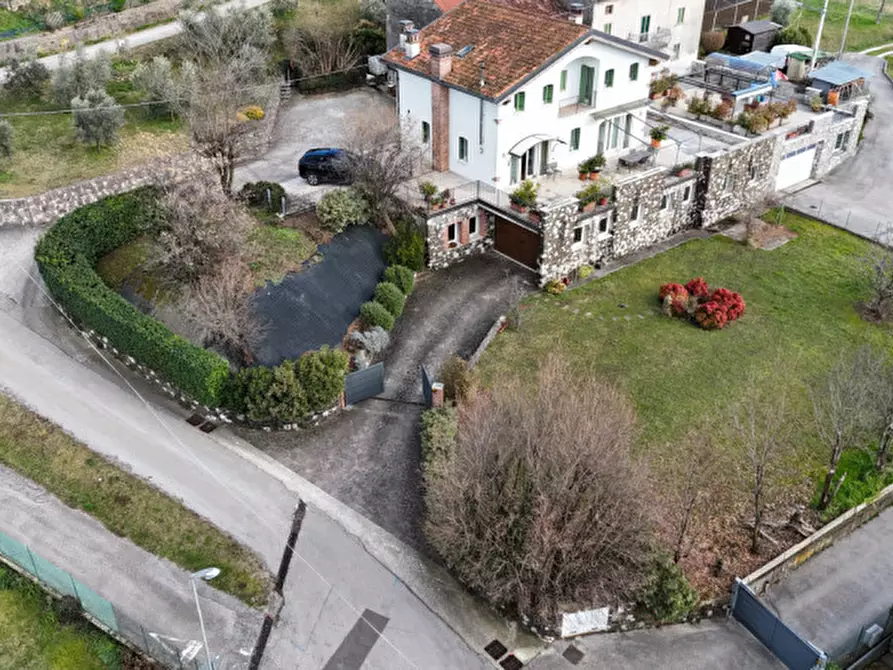 Immagine 53 di Villa in vendita  in via marezzane 6 a Carrè