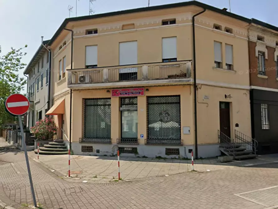 Immagine 1 di Negozio in vendita  in V.le della pace, 18 a Rovigo
