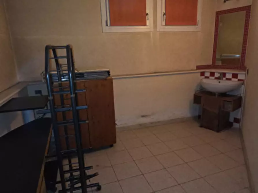Immagine 10 di Negozio in vendita  in V.le della pace, 18 a Rovigo